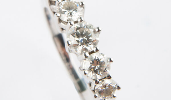 joya con diamantes en oro blanco