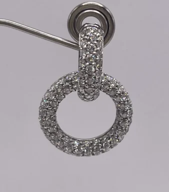 pendientes de oro blanco y diamantes destacan por su diseño, elaborados en oro blanco de 18 quilates y engastados con diamantes