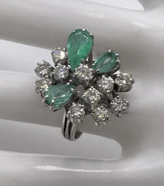 Sortija de oro blanco con diamantes y esmeraldas