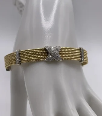 brazalete de oro amarillo con diamantes es una joya antigua de gran elegancia, realizada en oro de 18 quilates