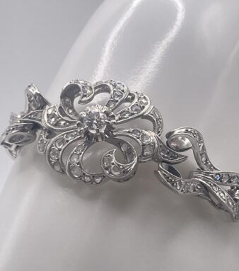 pulsera antigua de pedida de oro y diamantes es una joya cargada de simbolismo y elegancia, creada en la década de los años 50