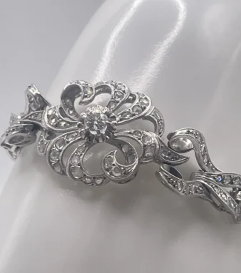 pulsera antigua de pedida de oro y diamantes es una joya cargada de simbolismo y elegancia, creada en la década de los años 50