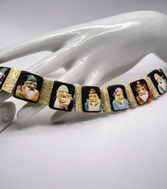 Esta pulsera de oro antigua de los siete chinos de la suerte es una joya excepcional cargada de simbolismo, tradición y misticismo