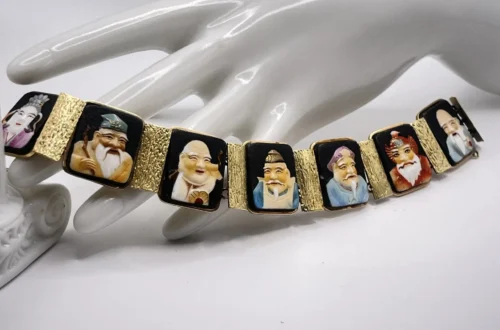 Esta pulsera de oro antigua de los siete chinos de la suerte es una joya excepcional cargada de simbolismo, tradición y misticismo