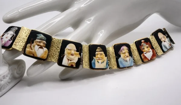 Esta pulsera de oro antigua de los siete chinos de la suerte es una joya excepcional cargada de simbolismo, tradición y misticismo