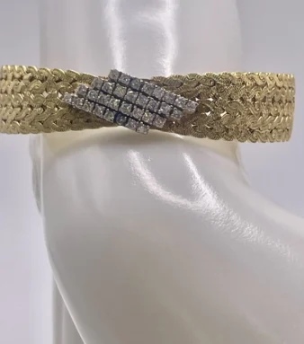 pulsera vintage de oro trenzada con diamantes es una joya excepcional de estilo Art Déco, elaborada en oro amarillo de 18 quilates