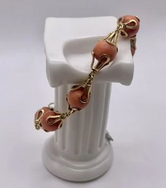 pulsera vintage de oro y coral de 1950-1960 es una joya delicada y refinada, elaborada en oro amarillo de 18 quilates
