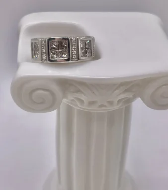 Sortija vintage de oro blanco con diamantes talla princesa y pavé de brillantes.