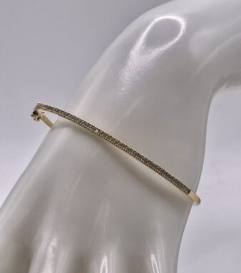 Pulsera tipo riviére en oro amarillo de 18k con diamantes talla brillante. Una joya elegante y minimalista