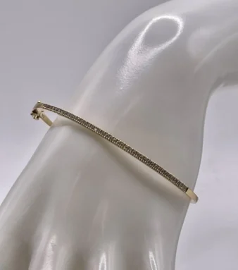 Pulsera tipo riviére en oro amarillo de 18k con diamantes talla brillante. Una joya elegante y minimalista