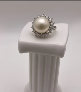 Anillo de perla australiana y diamantes, una joya exclusiva de elegancia clásica, brillo nacarado y lujo atemporal.