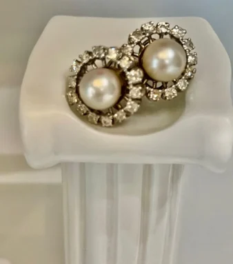 Pendientes vintage de perlas y diamantes con un diseño clásico y sofisticado. Una joya atemporal que combina el brillo del diamante con la elegancia natural de la perla