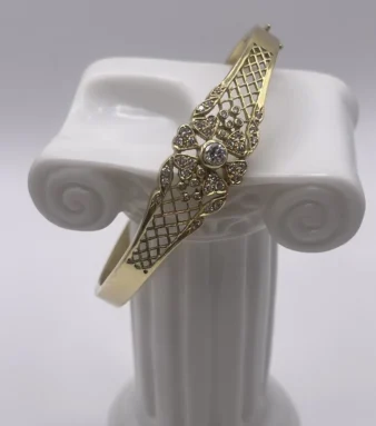 Pendientes vintage de perlas y diamantes con un diseño clásico y elegante, donde el brillo del diamante realza la belleza natural de la perla.