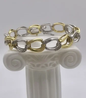 Pulsera vintage bicolor de oro y diamantes con diseño entrelazado y brillo sutil.