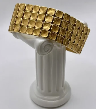 Pulsera vintage de oro 18K años 60, una joya imponente de diseño geométrico que combina elegancia retro, presencia y distinción.