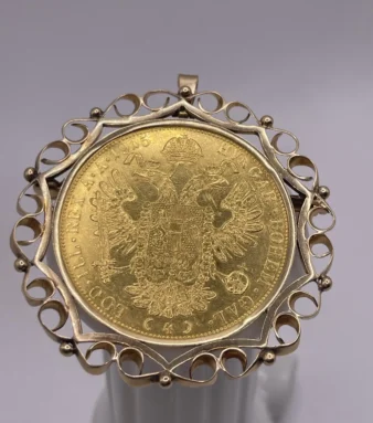 Broche vintage con moneda austrohúngara de 1915, una joya con historia y carácter, ideal para coleccionistas y amantes de piezas únicas.