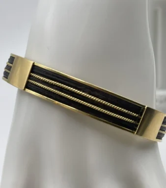 Pulsera de oro con pelo de elefante, una joya artesanal con fuerte simbolismo que transmite carácter, tradición y elegancia