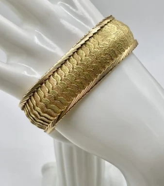 Pulsera vintage de oro con textura escamada, una joya antigua de gran presencia que combina carácter, elegancia y diseño atemporal.