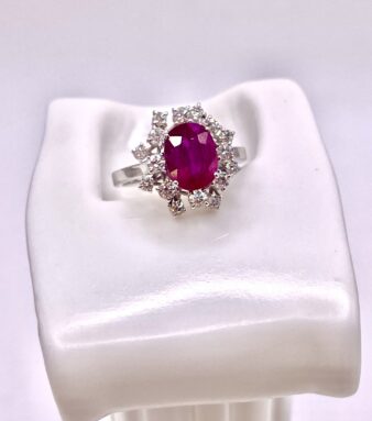 Anillo de rubí natural y diamantes en oro blanco. Joya antigua elegante con rubí de 2,7 quilates.