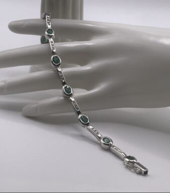 Pulsera de esmeraldas y diamantes en oro blanco 18K, una joya vintage llena de elegancia, brillo y distinción para lucir hoy y siempre.