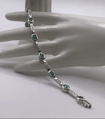 Pulsera de esmeraldas y diamantes en oro blanco 18K, una joya vintage llena de elegancia, brillo y distinción para lucir hoy y siempre.