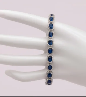 Pulsera Riviera de zafiros y brillantes en oro blanco, una joya sofisticada de azul intenso, luz y elegancia atemporal.