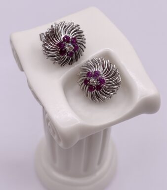 Pendientes de oro blanco con rubíes y diamantes, diseño floral elegante