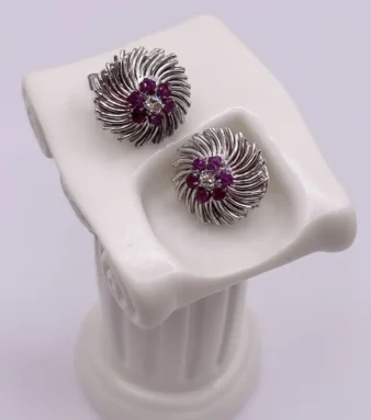 Pendientes de oro blanco con rubíes y diamantes, diseño floral elegante