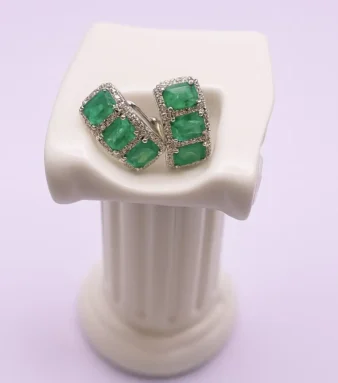 Pendientes de esmeraldas y diamantes en oro blanco, joya antigua elegante y luminosa