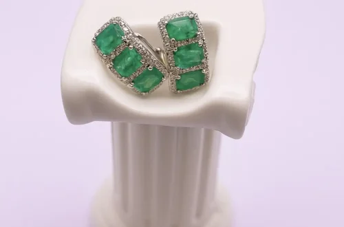 Pendientes de esmeraldas y diamantes en oro blanco, joya antigua elegante y luminosa