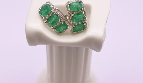 Pendientes de esmeraldas y diamantes en oro blanco, joya antigua elegante y luminosa