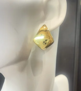 pendientes triangulares de oro están elaborados en oro de 18 quilates