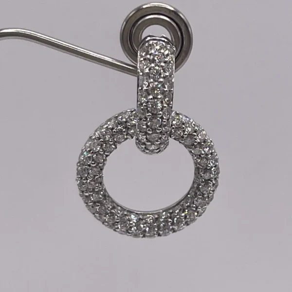 pendientes de oro blanco y diamantes destacan por su diseño, elaborados en oro blanco de 18 quilates y engastados con diamantes