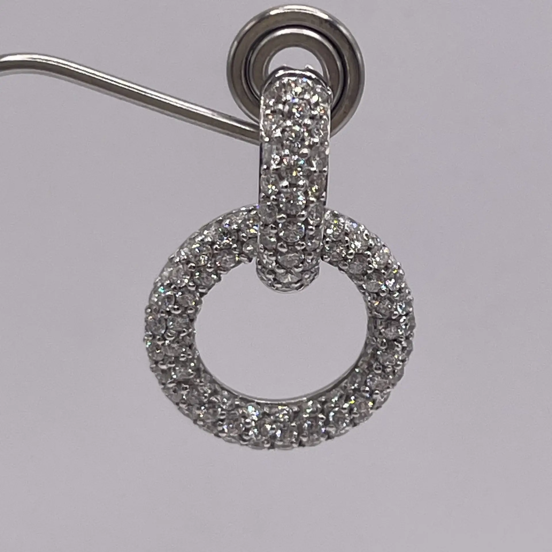 pendientes de oro blanco y diamantes destacan por su diseño, elaborados en oro blanco de 18 quilates y engastados con diamantes