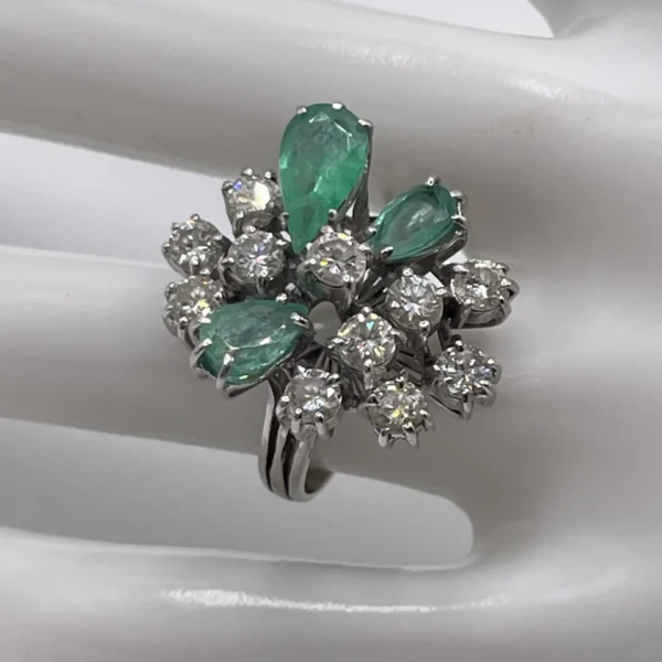 Sortija de oro blanco con diamantes y esmeraldas