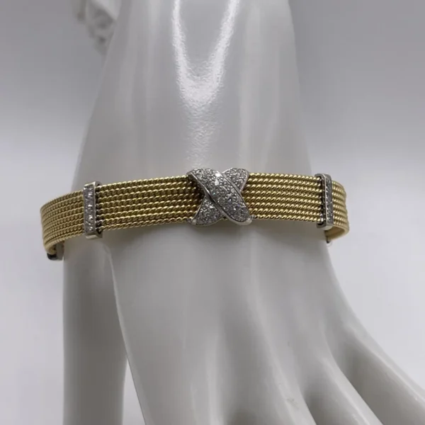 brazalete de oro amarillo con diamantes es una joya antigua de gran elegancia, realizada en oro de 18 quilates