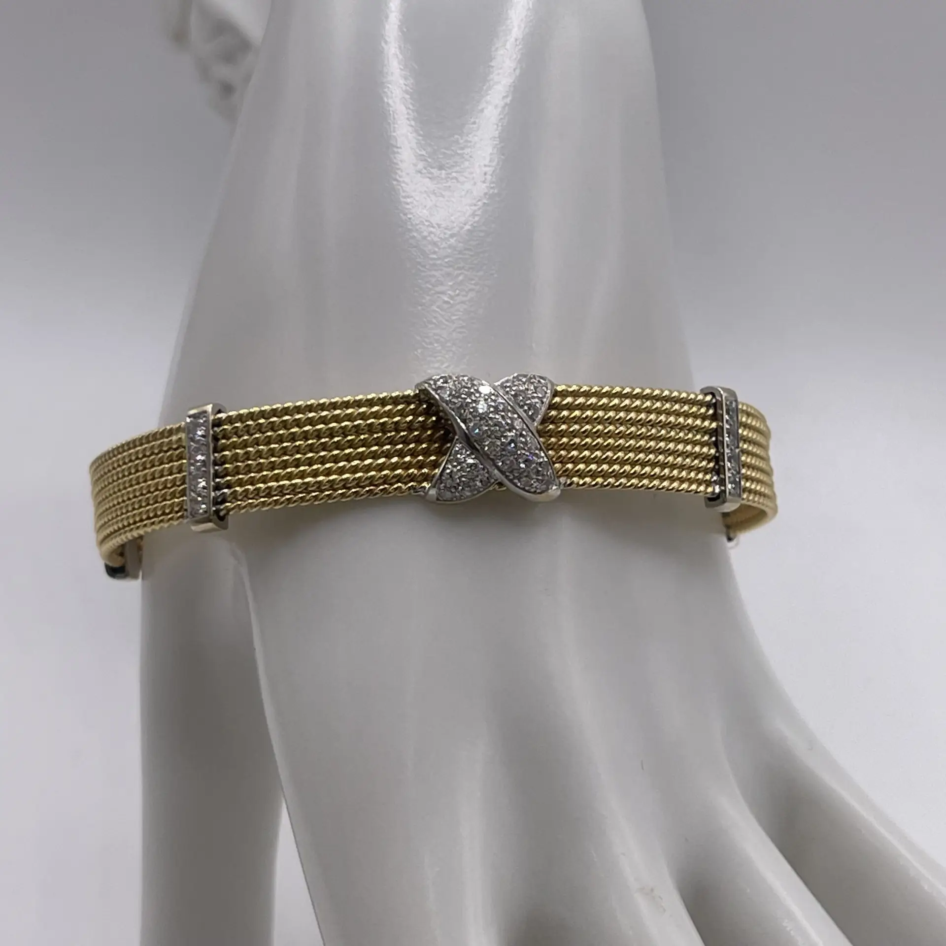 brazalete de oro amarillo con diamantes es una joya antigua de gran elegancia, realizada en oro de 18 quilates