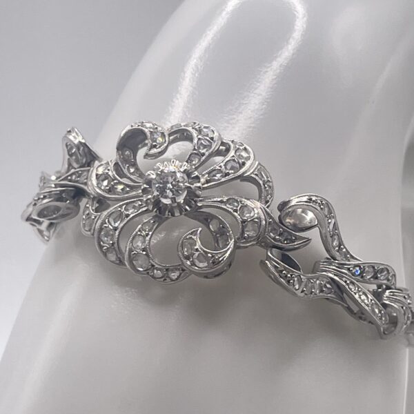pulsera antigua de pedida de oro y diamantes es una joya cargada de simbolismo y elegancia, creada en la década de los años 50