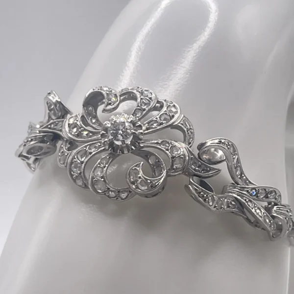 pulsera antigua de pedida de oro y diamantes es una joya cargada de simbolismo y elegancia, creada en la década de los años 50
