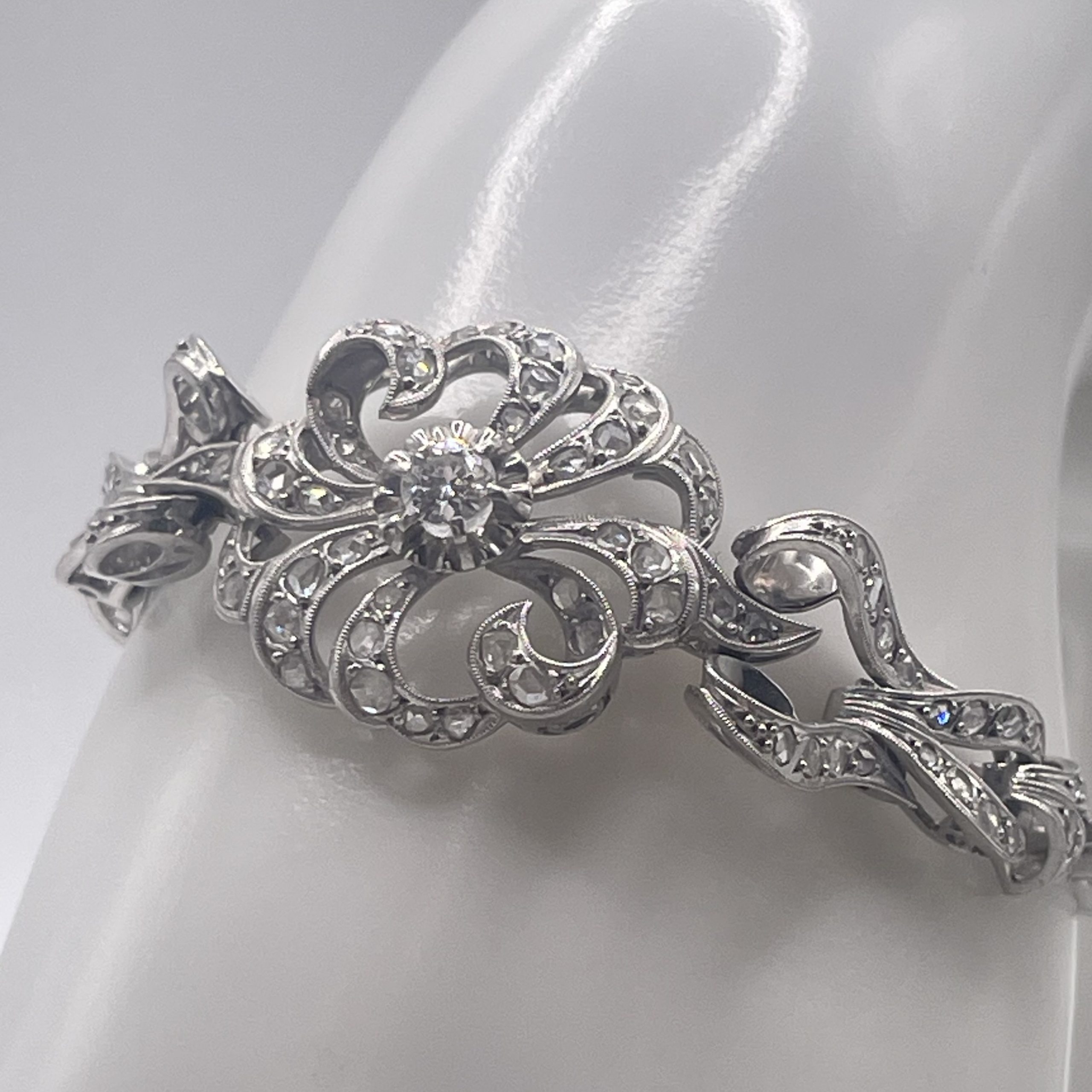 pulsera antigua de pedida de oro y diamantes es una joya cargada de simbolismo y elegancia, creada en la década de los años 50