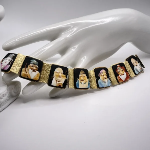Esta pulsera de oro antigua de los siete chinos de la suerte es una joya excepcional cargada de simbolismo, tradición y misticismo