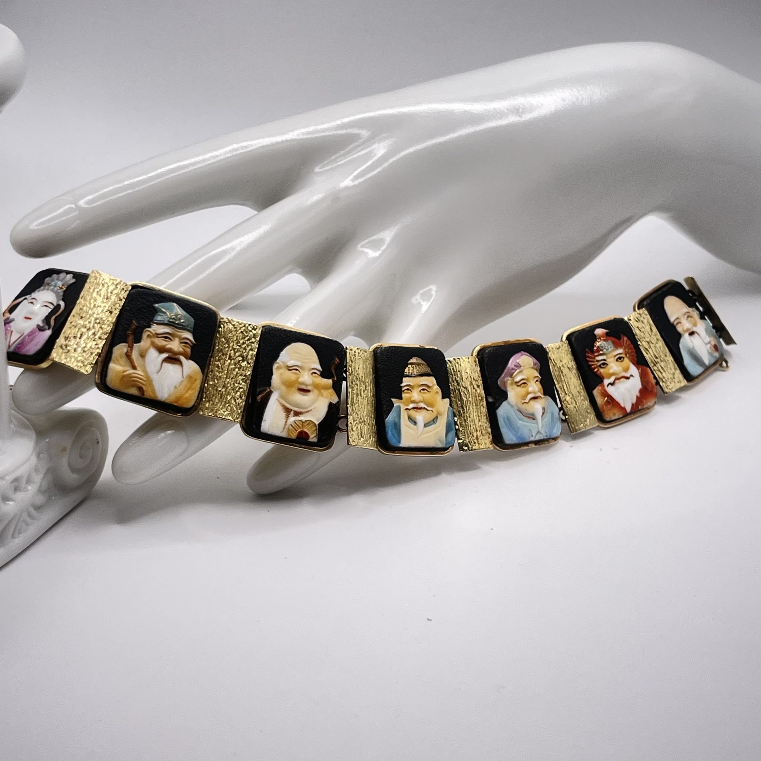 Esta pulsera de oro antigua de los siete chinos de la suerte es una joya excepcional cargada de simbolismo, tradición y misticismo