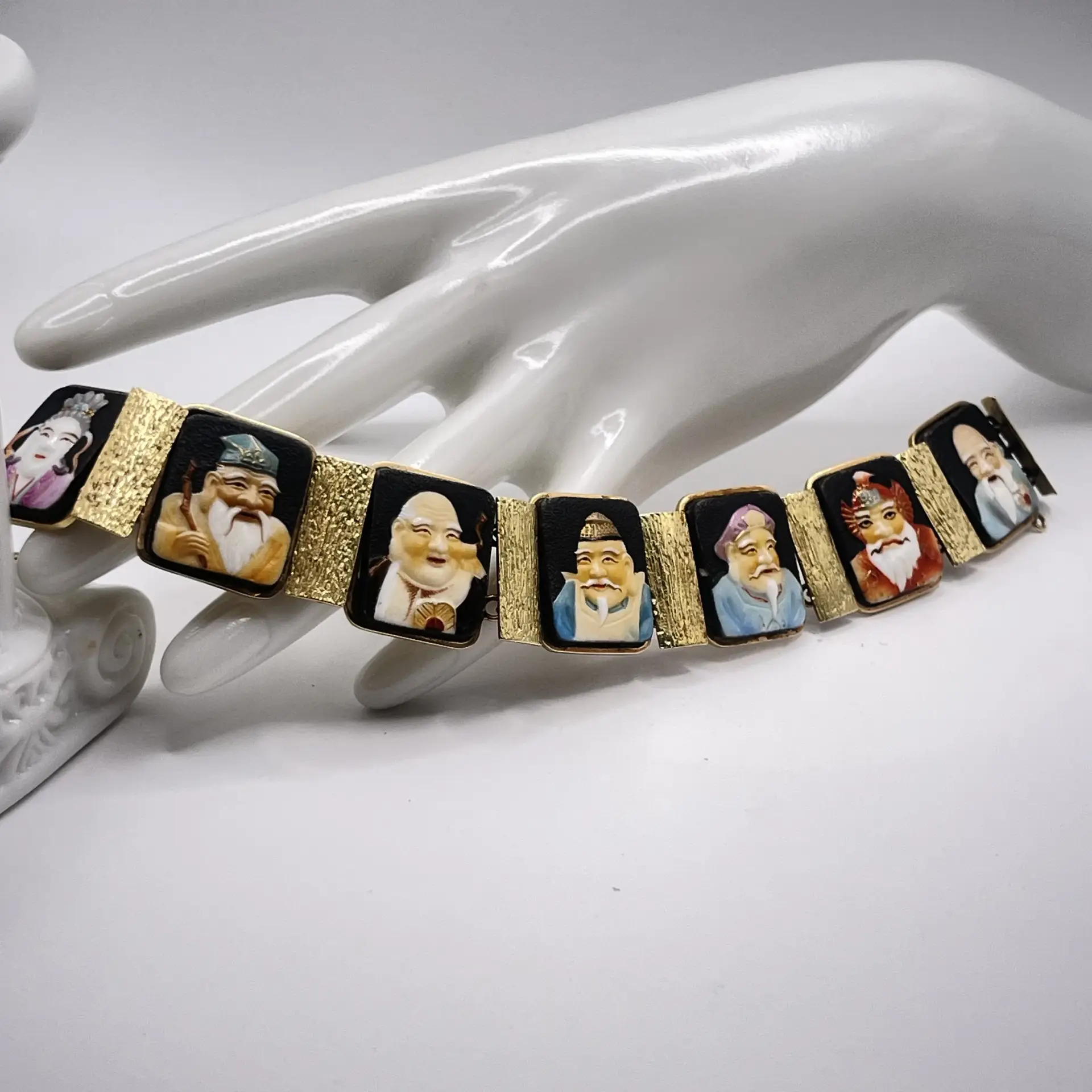 Esta pulsera de oro antigua de los siete chinos de la suerte es una joya excepcional cargada de simbolismo, tradición y misticismo