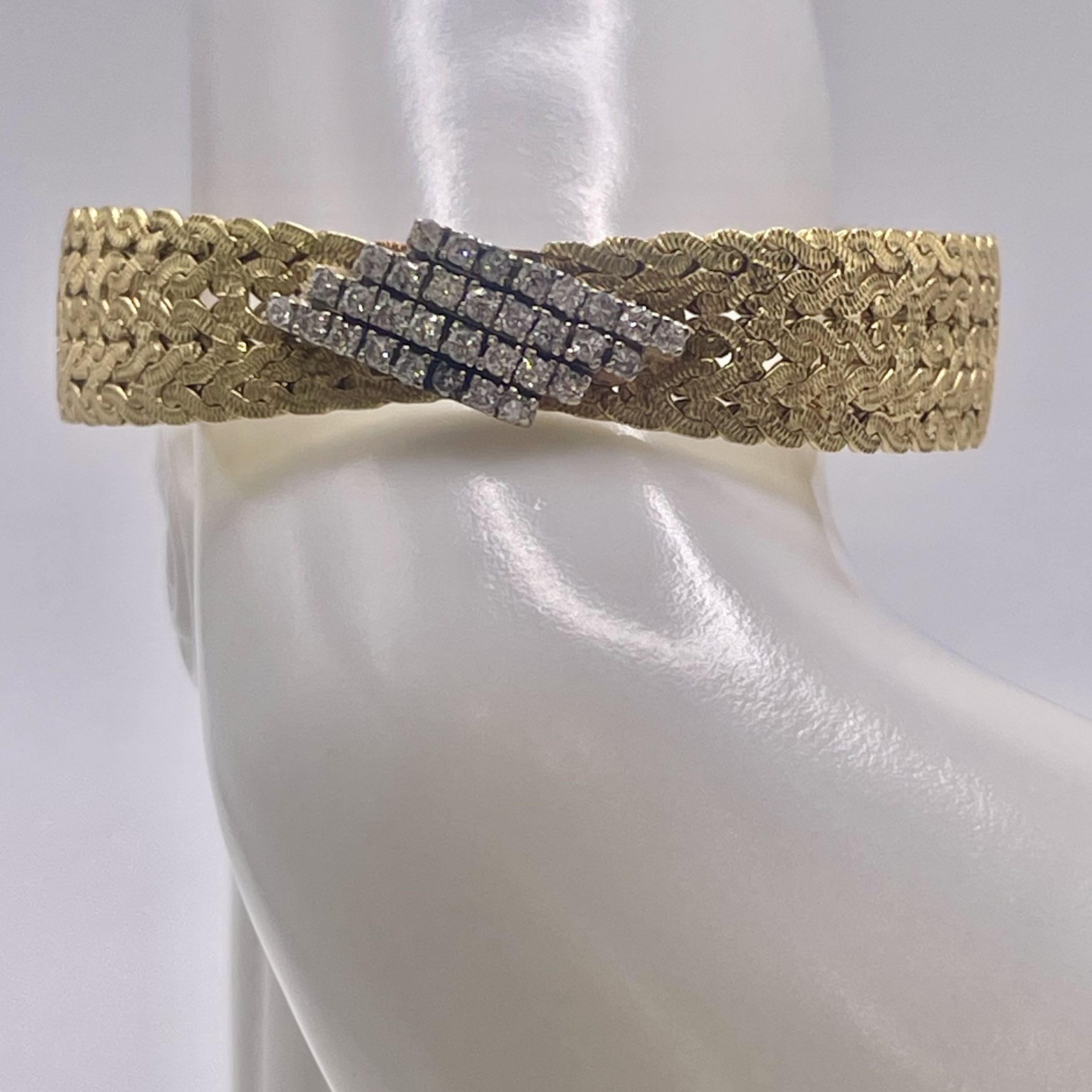 pulsera vintage de oro trenzada con diamantes es una joya excepcional de estilo Art Déco, elaborada en oro amarillo de 18 quilates