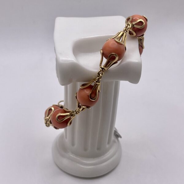pulsera vintage de oro y coral de 1950-1960 es una joya delicada y refinada, elaborada en oro amarillo de 18 quilates