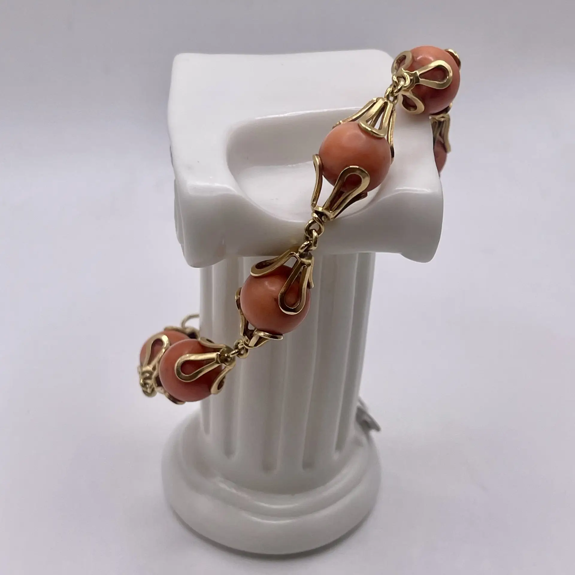 pulsera vintage de oro y coral de 1950-1960 es una joya delicada y refinada, elaborada en oro amarillo de 18 quilates