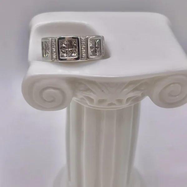 Sortija vintage de oro blanco con diamantes talla princesa y pavé de brillantes.