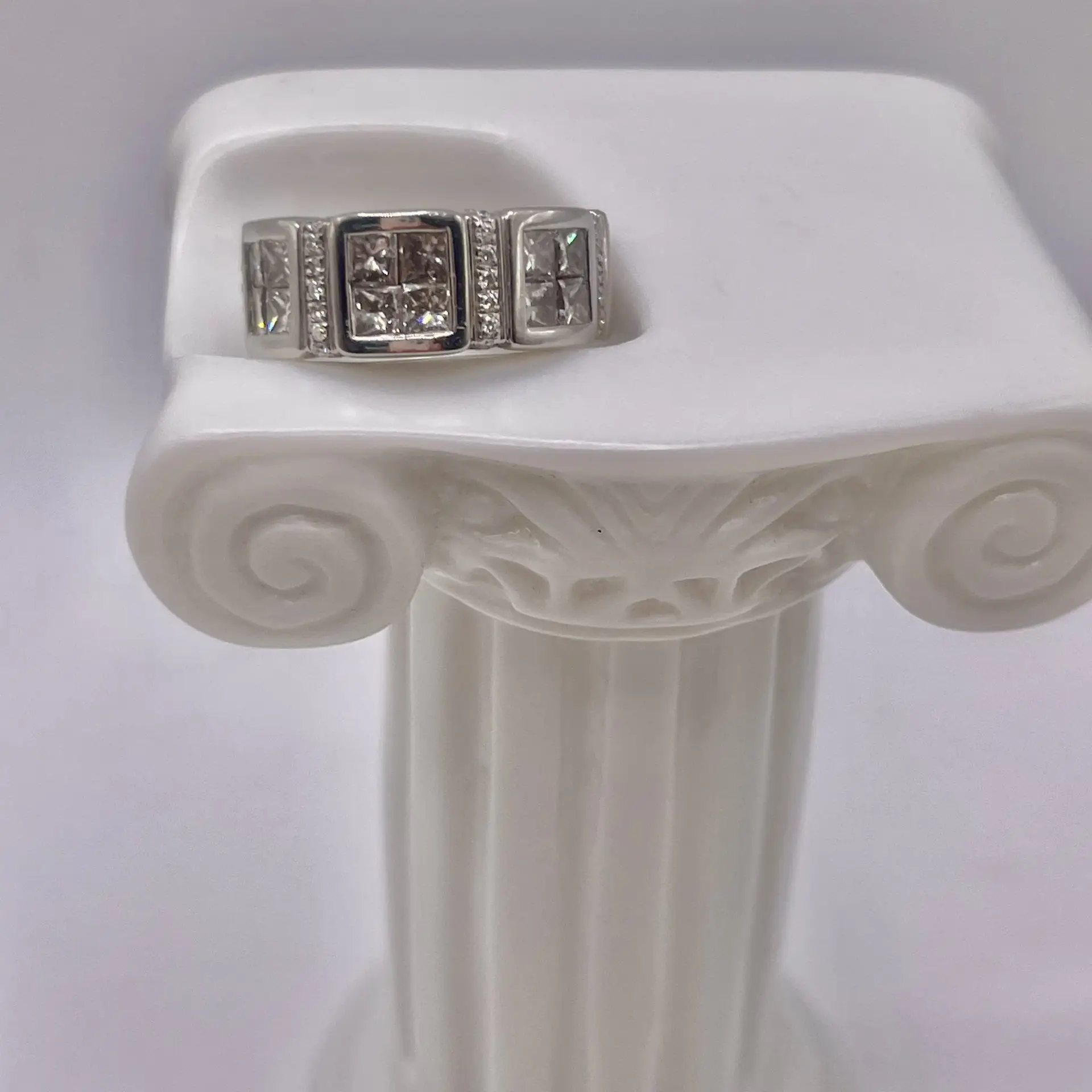 Sortija vintage de oro blanco con diamantes talla princesa y pavé de brillantes.