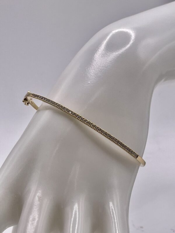 Pulsera tipo riviére en oro amarillo de 18k con diamantes talla brillante. Una joya elegante y minimalista