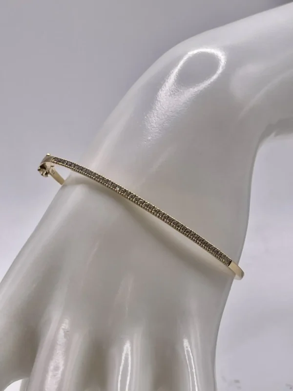 Pulsera tipo riviére en oro amarillo de 18k con diamantes talla brillante. Una joya elegante y minimalista